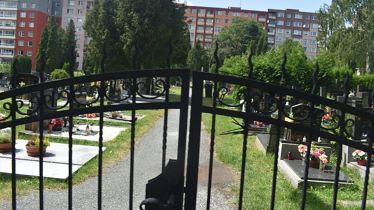 Starý hřbitov v centru Bruntálu sloužil po staletí. Zastupitelé rozhodli, že pohřbívání zde skončí v roce 2027.