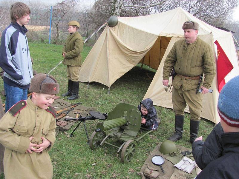 Osoblahou se jako před sedmdesáti lety rozléhaly výstřely a povely v ruštině i němčině. V uniformách Wehrmachtu a Rudé armády se představil Klub vojenské historie KVH Maxim.