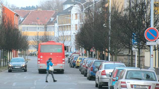 Chodci přechází Hlubčickou ulici v Krnově jak se dá. Musí improvizovat, protože zde není a vzhledem k šířce vozovky ani nemůže být přechod pro chodce. Jediným řešením je zásadní přepracování křižovatky.