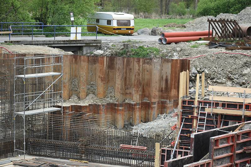 Pérovník pštrosí roste v rezervaci v Kunově díky mlýnskému náhonu, který zde zajišťuje stabilní vlhkost.