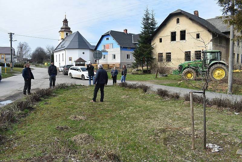 V Hlince před mnoha lety vandal změnil památník padlým  na Bezhlavého rytíře. V restaurátorské dílně rytířovi vrátí tvář, aby se zase stal důstojnou pietou.