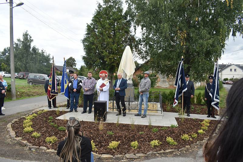 Hlinka přivítala návrat Rytíře. Dobrovolní hasiči připravili obřad žehnání praporu a oslavili 75 let od své jednotky. Vše uzavřela zábava Hlinka buduje, zpívá a tančí. Září 2021.