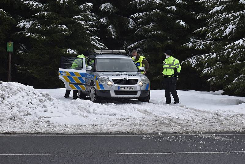Za běžné situace by Skřítek byl rájem běžkařů. V sobotu 13. března zde policisté zastavovali auta, která přejížděla hranici mezi okresy Šumperk a Bruntál.
