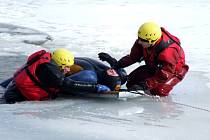 Cvičnou akci, zaměřenou na vyproštění a záchranu tonoucích ze zamrzlých vodních ploch dnes v sobotu 27. února dopoledne potrénovali na Kobylím rybníku v Bruntále hasiči spolu s místními vodními záchranáři.