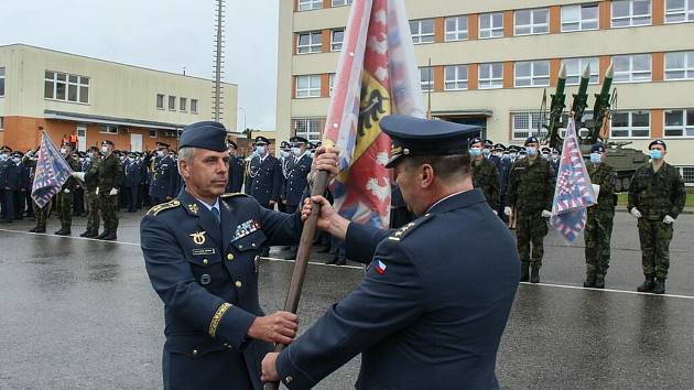 Generálmajor Petr Hromek začínal plachtěním krnovském letišti. Dnes je nejvyšší velitel vzdušných sil Armády ČR. Na snímku přebírá bojový prapor od plukovníka Jána Sedliačika.