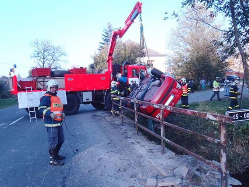 Těsně vedle mostu sjel ze silnice přímo do potoka řidič octavie v Lomnici. Vyprošťovaly ho dvě jednotky hasičů, přidali se i lidé, kteří u zásahu byli a policisté.