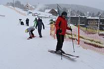 Ve Ski Aréně Karlov už spustili lanovku a zahájili lyžařskou sezonu. Cesta do Jeseníků po zasněžených silnicích ale může být nebezpečná. 2. prosince 2023