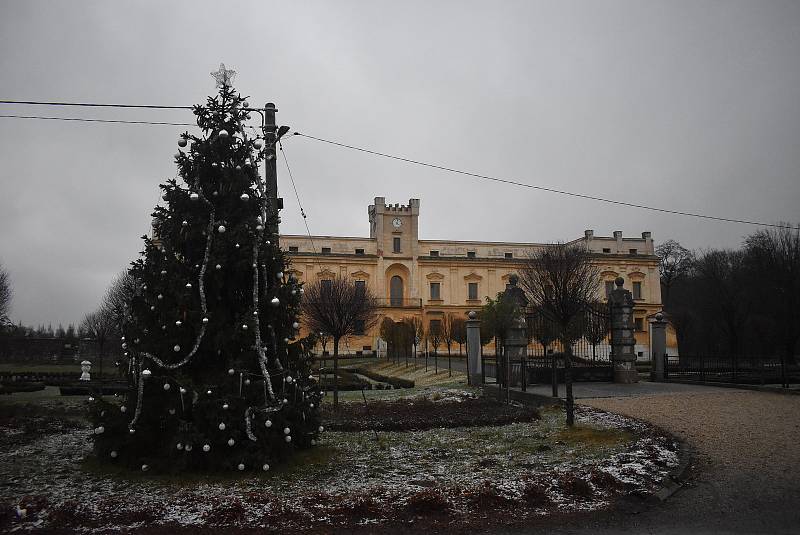 Nazdobený vánoční strom před zámkem Slezské Rudoltice.