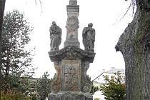 Socha sv. J. Nepomuckého v Andělské Hoře byla v havarijním stavu s trhlinou po celé výšce z  levého boku. Povrch sochy byl silně znečištěn, části sochy úplně chyběly.