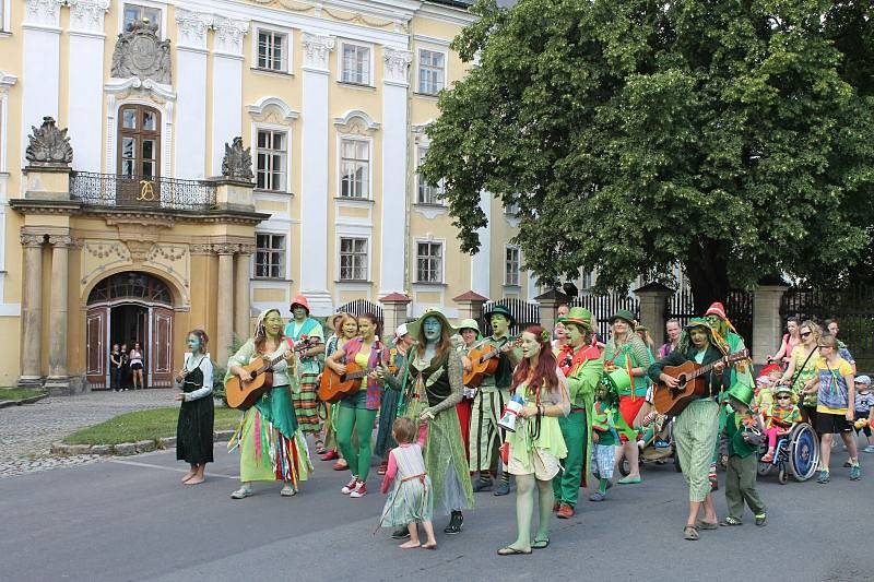 Charakteristickým symbolem Vodnického splavu je možné směle nazývat dívenku, která obsadila při dostaveníčku v Bruntále vrcholek vodního prvku na Zámeckém náměstí. Od zámku prošel rozezpívaný průvod ve čtvrtek odpoledne na náměstí Míru.