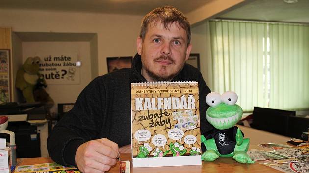 Lidé si mohou v krámku Tomáše Koňaříka s žertovnými suvenýry se zubatou žábou v Bruntále koupit nejen kalendář, ale i řadu dalších dárků, které mají jedno společné - zubatou žábu.