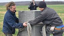 V Hlince před mnoha lety vandal změnil památník padlým  na Bezhlavého rytíře. V restaurátorské dílně rytířovi vrátí tvář, aby se zase stal důstojnou pietou.