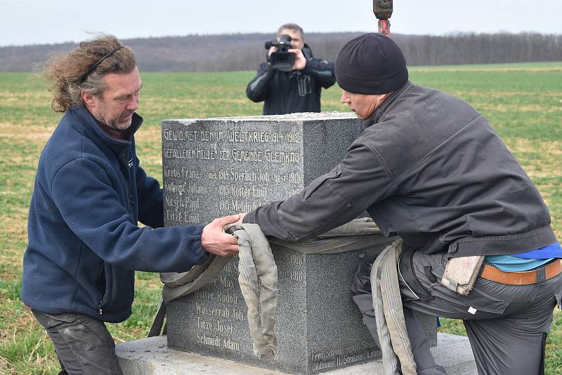 V Hlince před mnoha lety vandal změnil památník padlým  na Bezhlavého rytíře. V restaurátorské dílně rytířovi vrátí tvář, aby se zase stal důstojnou pietou.