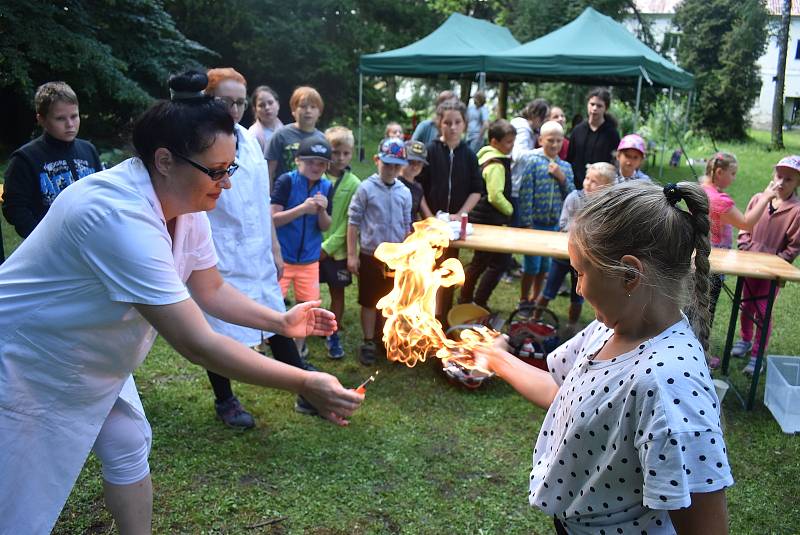 Zámecký park, Město Albrechtice 21. července: Kateřina Hrabalová o prázdninách nabízí dětem  zábavné pokusy a zážitky ze světa chemie a fyziky.