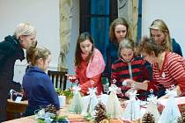Na loňském ročníku jarmarku v Dolní Moravici se všechny šikovné ruce zapojili mimo jiné i do výroby adventních dekorací.