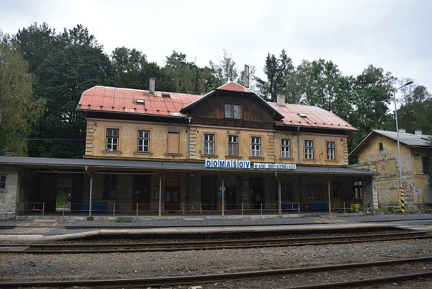 Porovnejte skutečné nádraží v Domašově nad Bystřicí a model, který podle něj vytvořil Jakub Ščupák z Křišťanovic  jako BubiModel.