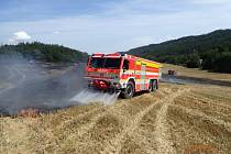 Zásah hasičů u požáru pěti hektarů pole s obilím u obce Hošťálkovy na Bruntálsku. 
