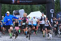 Seriál horských běhů a trekingu láká běžce, mezi kterými jsou velké věkové i výkonnostní rozdíly.Teď se k nim přidali i dogtrekaři se psy.
