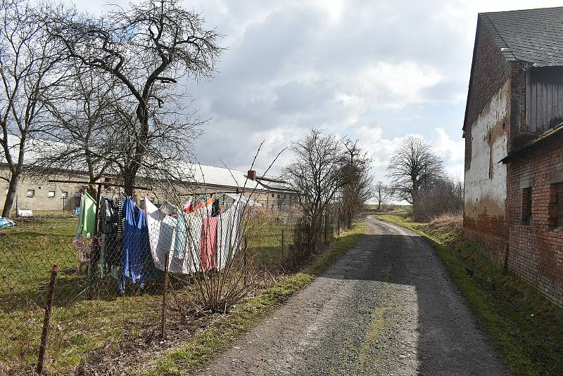 Hlinka na Osoblažsku, končící zima, březen 2021. Obci se podařilo definitivně uzavřít restituce, díky tomu se zde otevírají nové příležitosti.