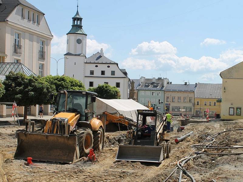 Rekonstrukce náměstí Míru v Rýmařově. Kvůli prvním objevům v Radniční ulici archeologové zastavili stavbu, ale po dohodě a městem probíhají stavební práce zároveň s archeologickými.