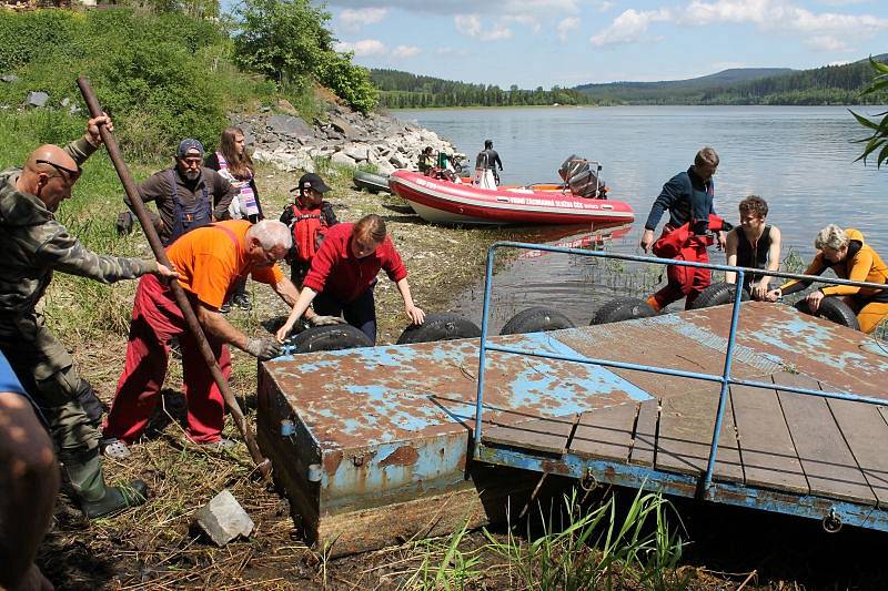 Sezona vodním záchranářům právě začala. Jsou připraveni pomoct lidem, kteří se ocitnou na Slezské Hartě v nouzi.