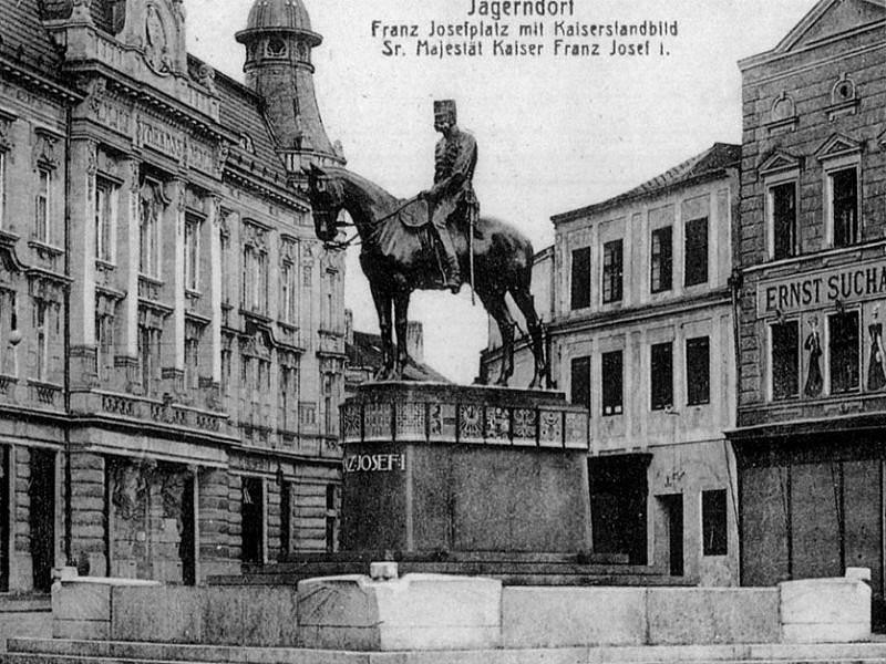 Císař František Josef I. byl dominantou krnovského náměstí deset let (1908–1918). Sochař Carl Wollek se snažil, aby císař na koni působil monumentálně. O kvalitní bronz se postarala slévárna Krupp, podstavec dodala firma Grunner.