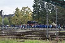 Krnované oslavili návrat zrekonstruované parní lokomotivy BS 200 na podstavec u hlavního nádraží. 1. října 2022