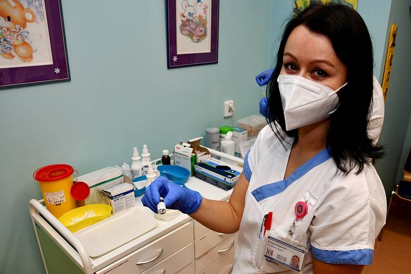 Zdravotníkem, který aplikoval vakcínu kolegům ze Sdruženého zdravotnického zařízení SZZ Krnov, byla  sestřička Šárka Umysová.
