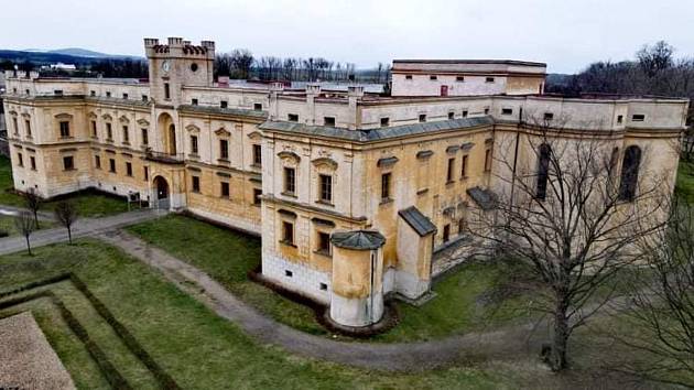 Zámek Slezské Rudoltice je fotogenické místo. To už dávno zjistil Zdeněk Caisberger, který jako pilot dronu zaznamenává krásy zámku ze všech stran.