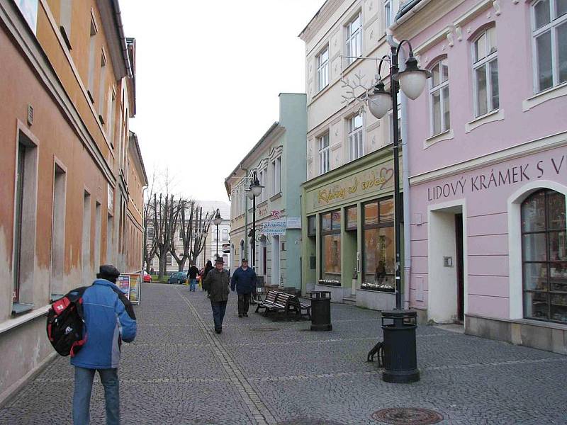 Pracovníci technických služeb zajišťovali minulý týden ve čtvrtek 18. a pátek 19. listopadu vánoční výzdobu ulic města Bruntálu. 