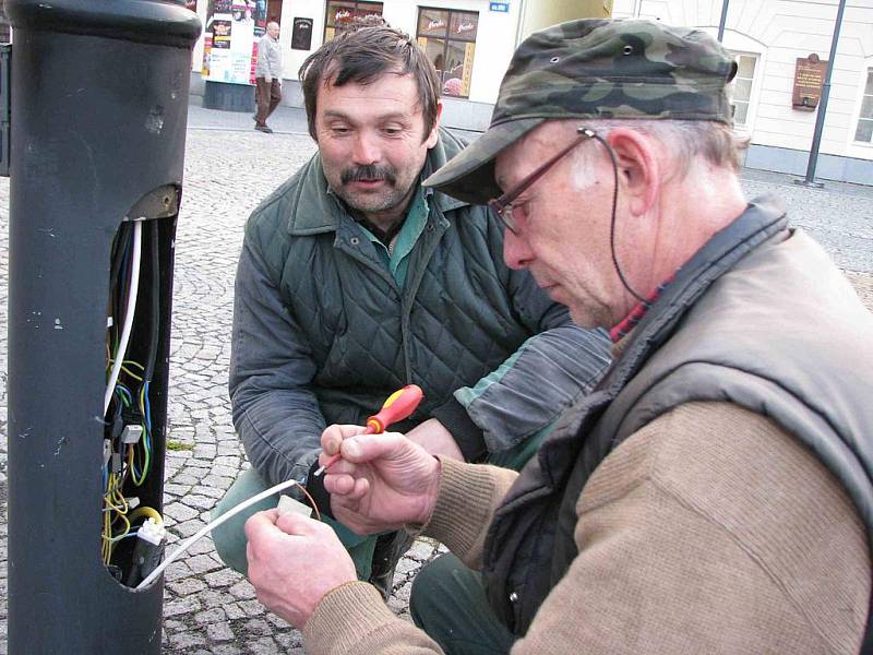 Pracovníci technických služeb zajišťovali minulý týden ve čtvrtek 18. a pátek 19. listopadu vánoční výzdobu ulic města Bruntálu. 