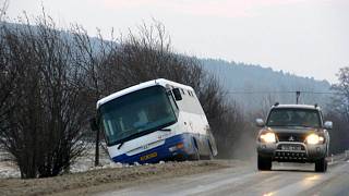 OBRAZEM: Autobus sjel do příkopu na rovném úseku - Bruntálský a krnovský  deník