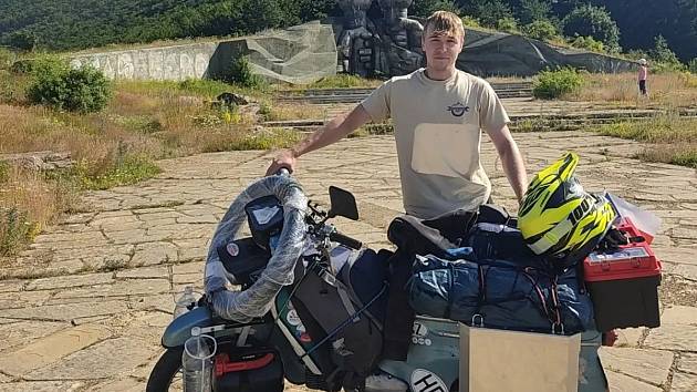 Osmnáctiletý motorkář Vašek Hradil vyrazil na svém 56 let staré Jawě 20, tedy Pionýru, z Krnova do Turecka.