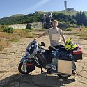 Osmnáctiletý motorkář Vašek Hradil vyrazil na svém 56 let staré Jawě 20, tedy Pionýru, z Krnova do Turecka