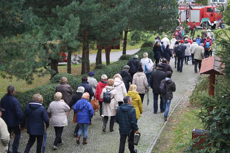 Jedním z míst, kde se sešli Poláci v rámci akce Růženec na hranicích, byl také kostel v Opawici. Na 750 registrovaných účastníků se z kostela vydalo procesím do kilometr vzdálených Lenarcic. Modlitby růžence  se odehrály na hřišti přímo naproti linhartovs