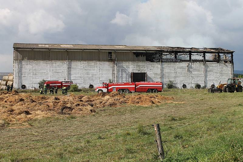 I po čtrnácti hodinách hořela zemědělská budova v Rudné pod Pradědem, plná slámy. Šlo o jeden z největších požárů v bruntálském regionu.