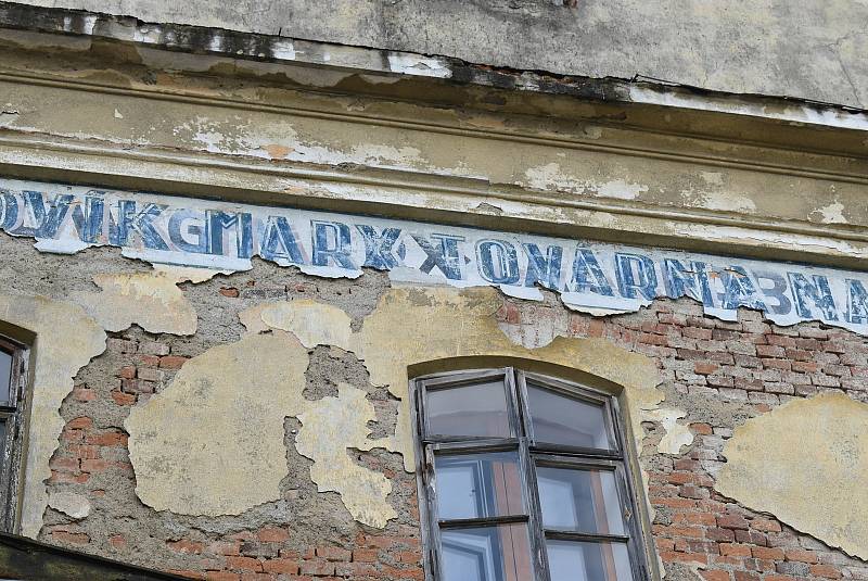 Lovecký zámeček v Miloticích postavili Lichtenštejnové. Před sto lety rodina Ludvíka Marxe přestavěla zámeček na  světoznámou fabriku. Rodina Františka Tomčaly zde vybudovala školu s internátem a restaurátorské dílny.