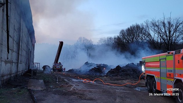 Na Osoblažsku hořela peletárna, hasiči s ohněm bojovali sedm hodin