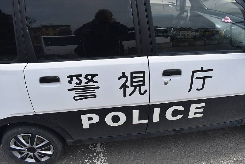 V ulicích Krnova můžete potkat japonské auto Daihatsu označené jako Hentai policie. Důležité upozornění: vlastnictví auta Hentai policie neopravňuje majitele provádět kontrolu spodního prádla kolemjdoucích.