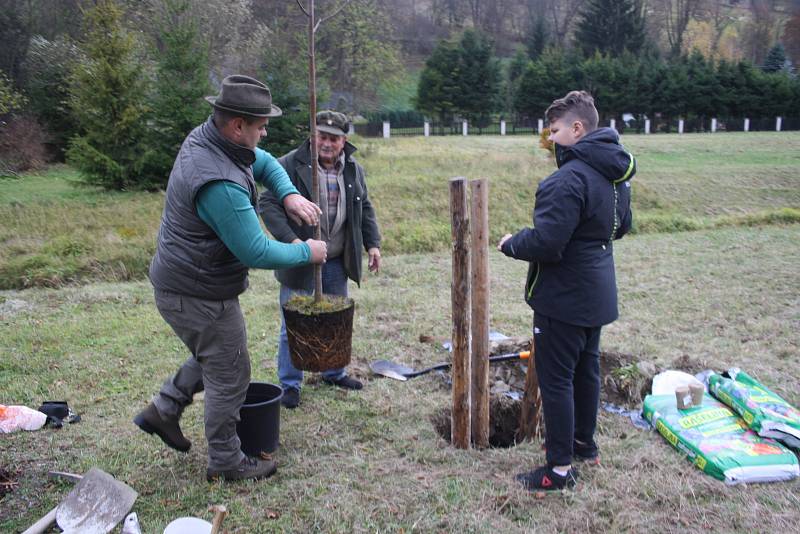 Rodina Gašparikova vysadila lípu v místě, kde řeka Opavice před 20 lety při povodni zbořila dům.