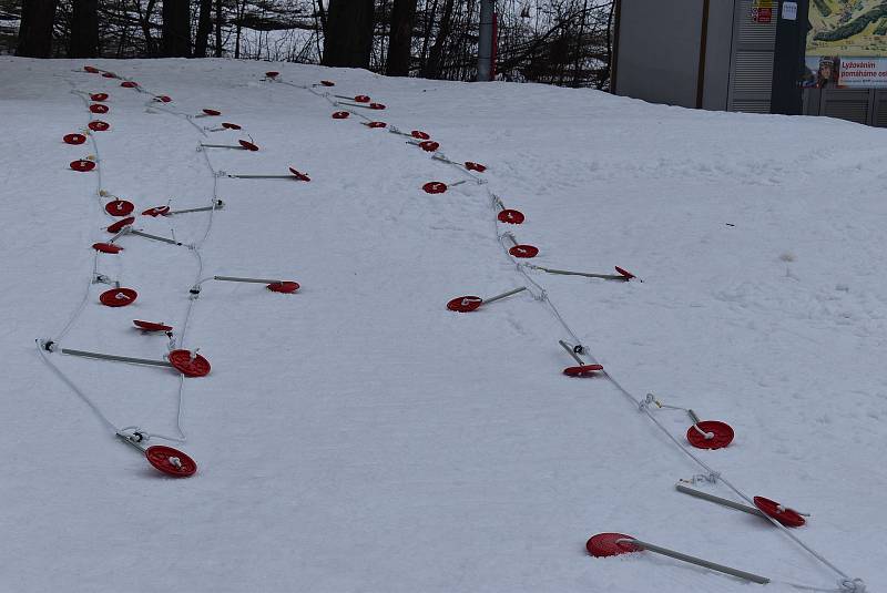 Tažení lyžařů za rolbou je zimní sport známý jako „rolba skijöring“. Děti v Kopřivné této zábavě říkají rolbavláček. Může to být také alternativní doprava lyžařů na kopec, když je  zavřený vlek i lanovka.