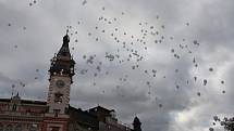 Hnutí ANO uspořádalo na krnovském náměstí hromadné vypouštění balonků. Kampaň měla nečekaný ohlas a rozvířila diskusi, zda jsou latexové balonky odpad poškozující přírodu nebo neškodná zábava.