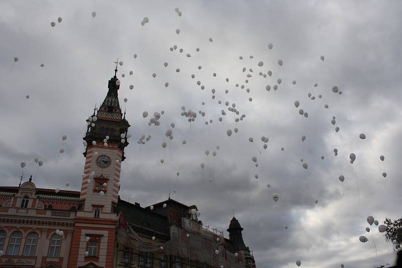 Hnutí ANO uspořádalo na krnovském náměstí hromadné vypouštění balonků. Kampaň měla nečekaný ohlas a rozvířila diskusi, zda jsou latexové balonky odpad poškozující přírodu nebo neškodná zábava.