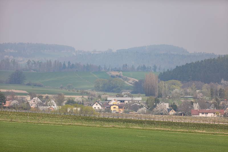 Odpal nevybuchlé letecké pumy z období druhé světové války v obci Sosnová na Opavsku. Nález si vyžádal uzavření a evakuaci obce, 1. května 2021.