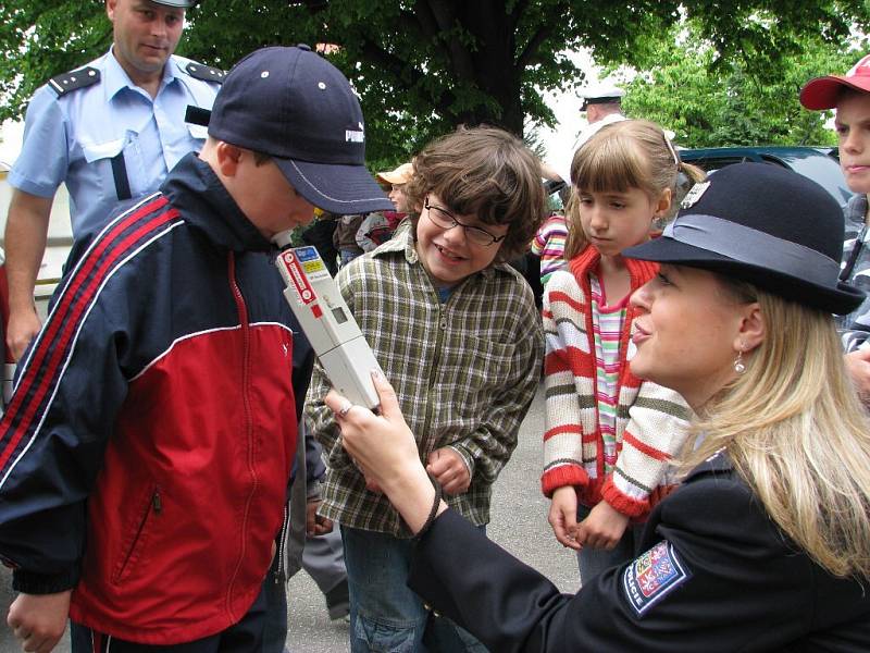 V rámci dopravně bezpečnostní akce zavítali policisté také mezi děti ve Městě Albrechticích.