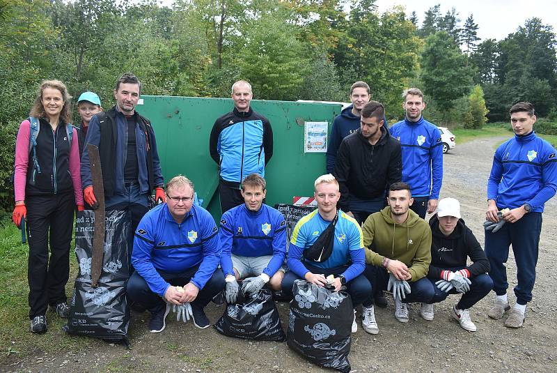 Krnované mohou být hrdí na hráče FK Krnov. Fotbalisté se zapojili se do úklidu odpadků v lese, aby šli ostatním příkladem.