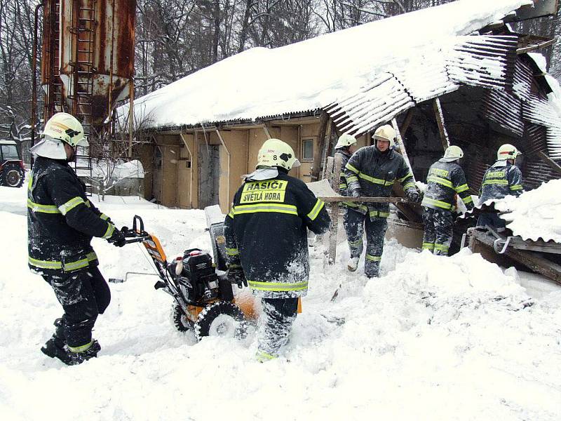 Jen sutiny zbyly z kravína v Dětřichovicích po pádu střechy kvůli sněhu. Torzo budovy zaklínilo část ustájeného dobytka.