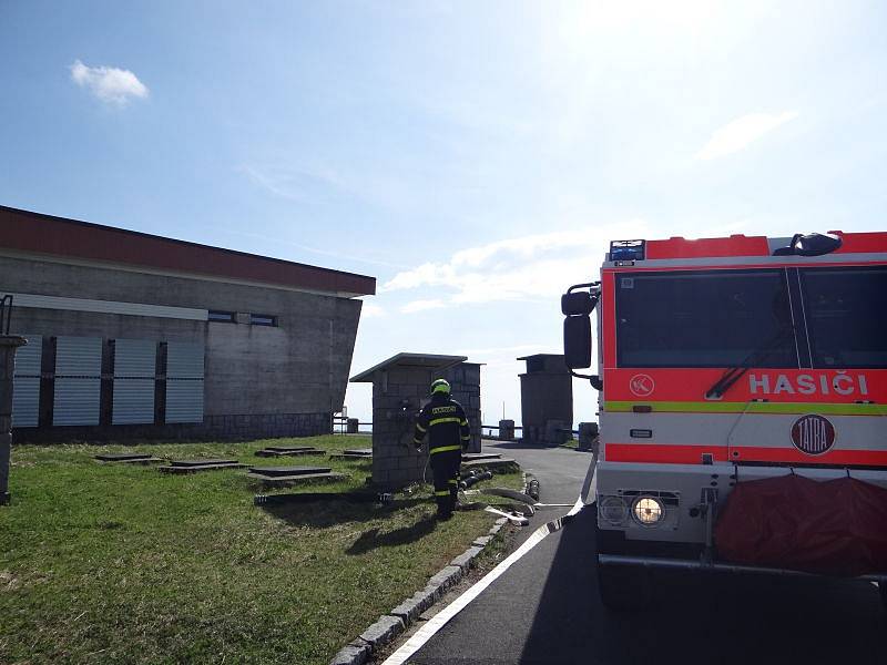 Šest jednotek hasičů se zapojilo v pondělí odpoledne do prověřovacího cvičení na nejvyšší hoře Jeseníků - Pradědu.