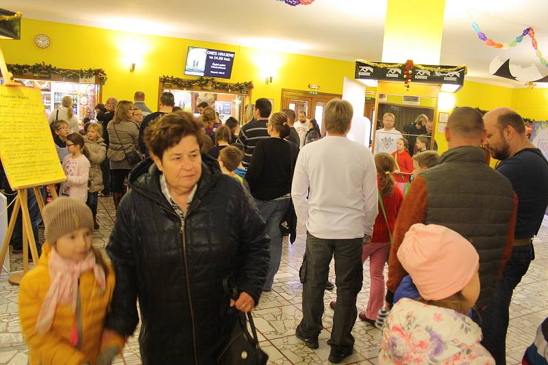 Krnovské kino Mír nabídlo na Štědrý den předpremiéru Troškovy pohádky Čertoviny. Čerti se hemžili nejen na plátně, ale setkali se také s dětmi přímo v kině.