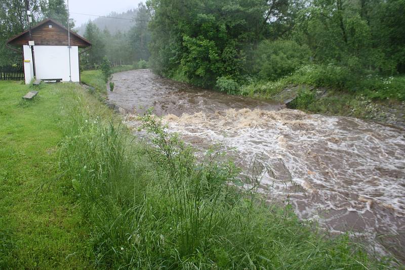 Druhý povodňový stupeň byl vyhlášený na Černé Opavě v Mnichově. První stupeň platí na Opavě v Karlovicích. Velká voda postupuje řekou Opavou níž po proudu.